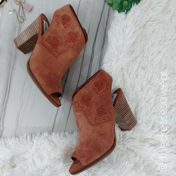 Lucky Brand Shoes - Lucky Brand Block Heel Rose Embroidered Sandal